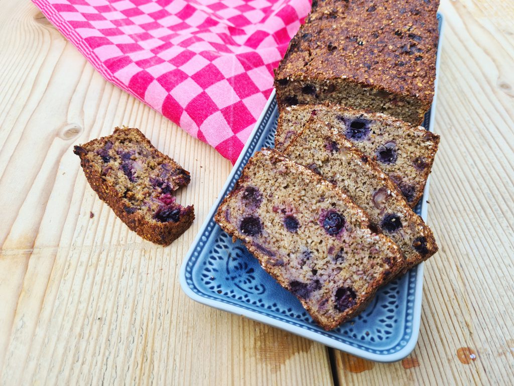 recept bananencake met zomerfruit