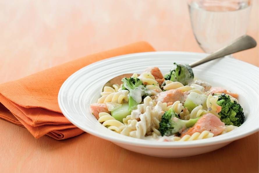 Pasta met zalm en broccili