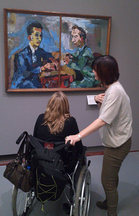 Anita en Corel in museum-rolstoel